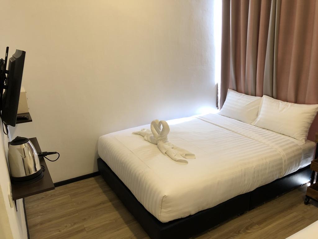 Glur Phuket Patong Beach Экстерьер фото